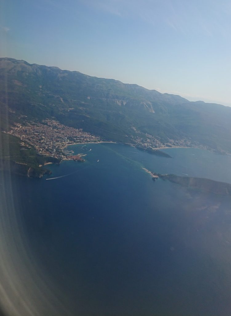 Budva sett fra sete 1F på flyet