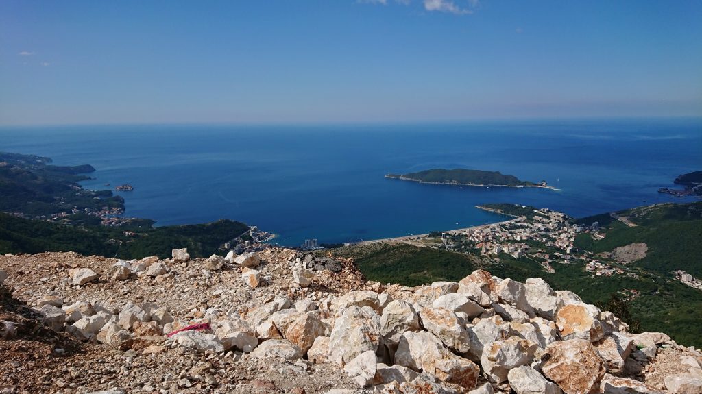 Liten steinhaug i vannet til venstre er Sveti Stefan, øya er Sveti Nikola, odden foran skiller Becici til venstre og Budva til høyre.