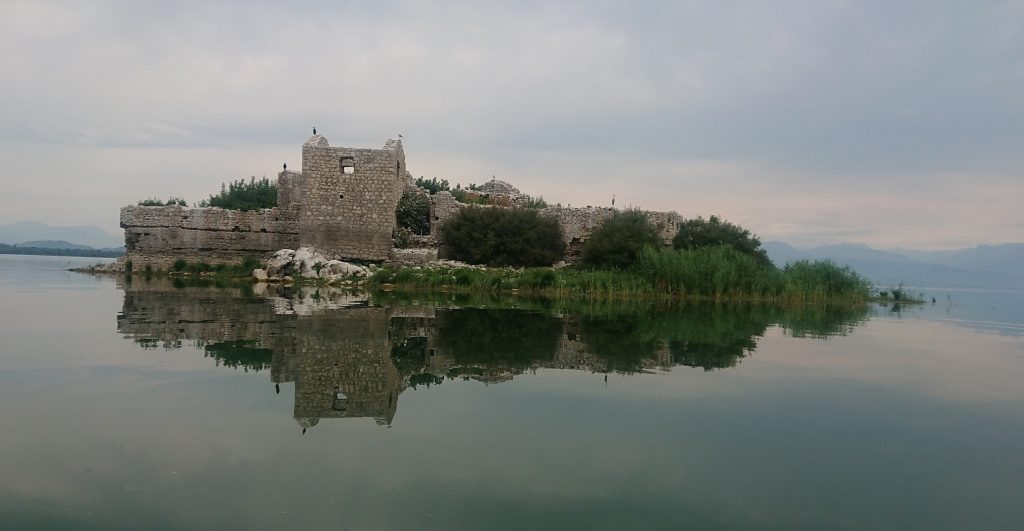 Kjært barn har mange navn, Island Grmozur, Island of snakes, Island of Birds, Montenegrin Alcatraz. Uansett den ligger i Skadar lake.