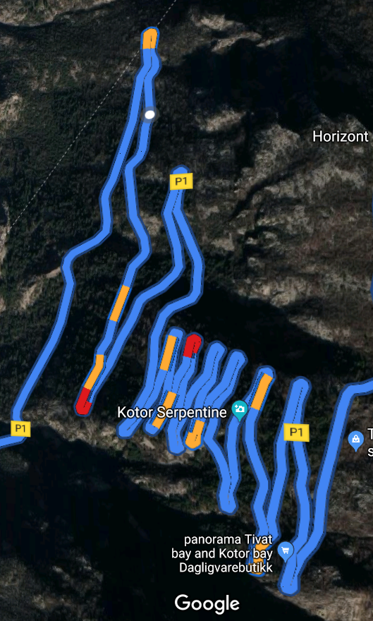 Kotor Serpentine. Veien til Tivat og Budva går ut av bildets høyre kant